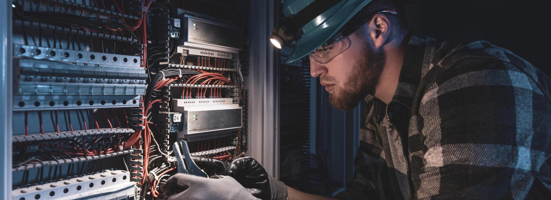 Un électricien travaille dans un central électrique