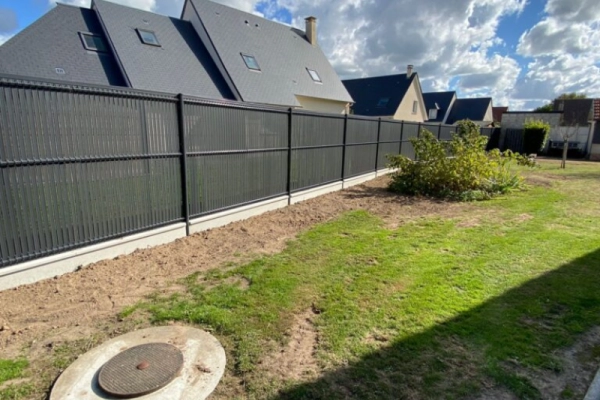Aménagement d'une clôture métallique en Normandie