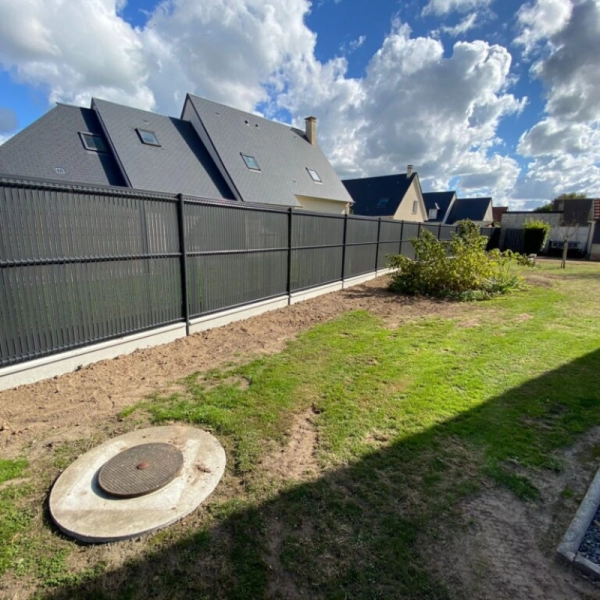 Aménagement d'une clôture métallique en Normandie