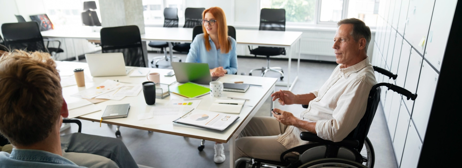 Homme en fauteuil roulant ayant un travail de bureau