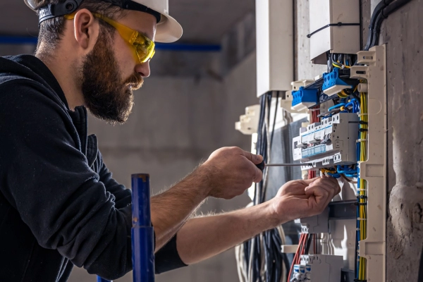 Électricien chargé de l'entretien d'un tableau électrique
