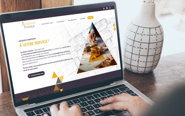Vue du site internet Analytics Travaux sur un pc portable