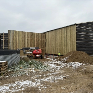 Installation des murs en bois extérieurs du bâtiment