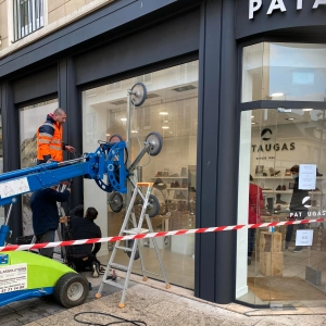 Installation d'une nouvelle vitrine à l'aide d’un robot ventouse à Caen