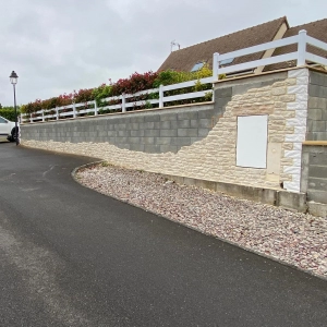 Application d’enduit de finition sur un muret en moellons