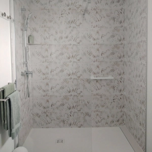 Douche design grand format avec receveur extra plat et paroi type 