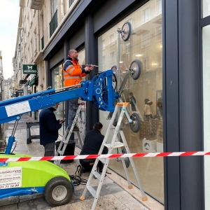 Remplacement de la vitrine de la boutique Pataugas à Caen 