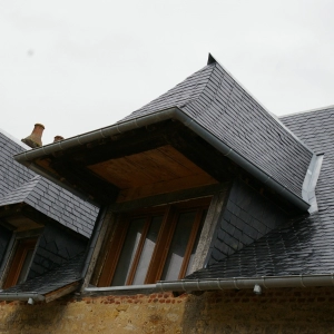 Rénovation d'une toiture complète en ardoises naturelles en Normandie