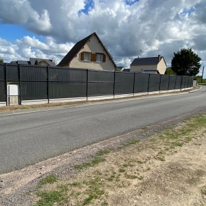 Clôture rigide avec occultants en PVC dans le Calvados