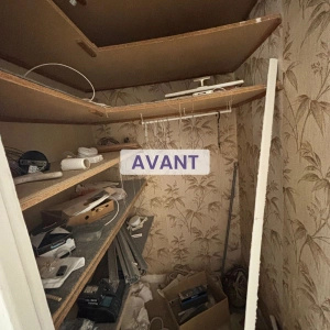 Avant rénovation, placard avec papier peint daté