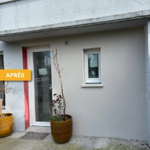 Vue de l'entrée extérieure, modification de la porte de garage en porte d'entrée vitrée, et d'une fenêtre type lucarne en PVC blanc. Réalisation d'un enduit gratté gris clair.