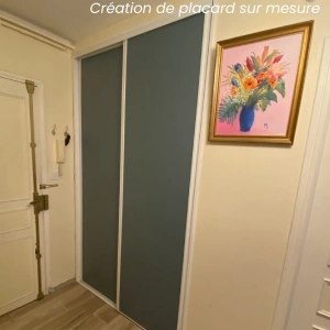 Placard sur mesure réalisé dans l'entrée, rendu portes fermées.