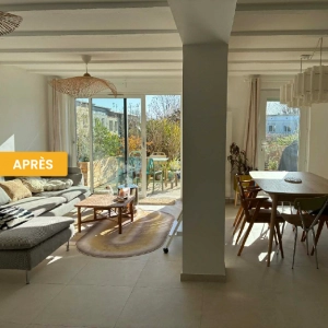 Vue sur pièce de vie : cuisine, salle à manger, salon après travaux de rénovation