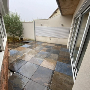 Terrasse extérieure dalles en pierre dans le Calvados