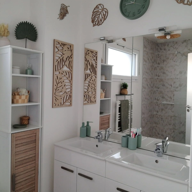 Salle de bain minimaliste blanc et bois, vue du meuble 