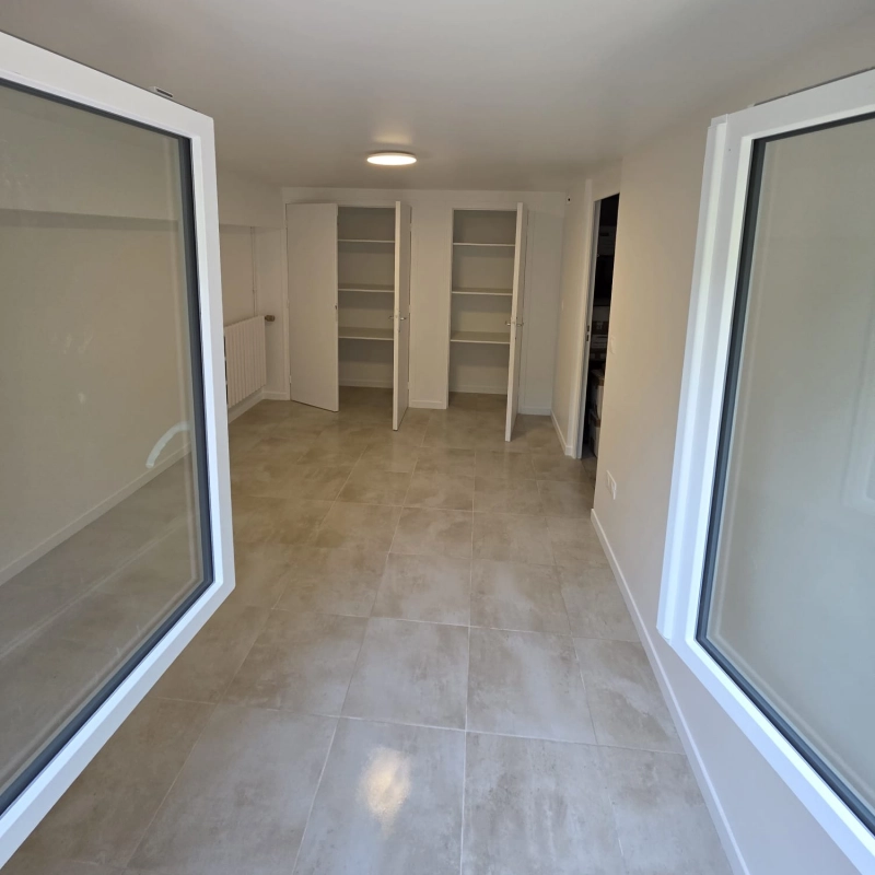 Salle de sport aménagée après rénovation d’une pièce en R-1 à Périers-sur-le-Dan par Analytics TRAVAUX.