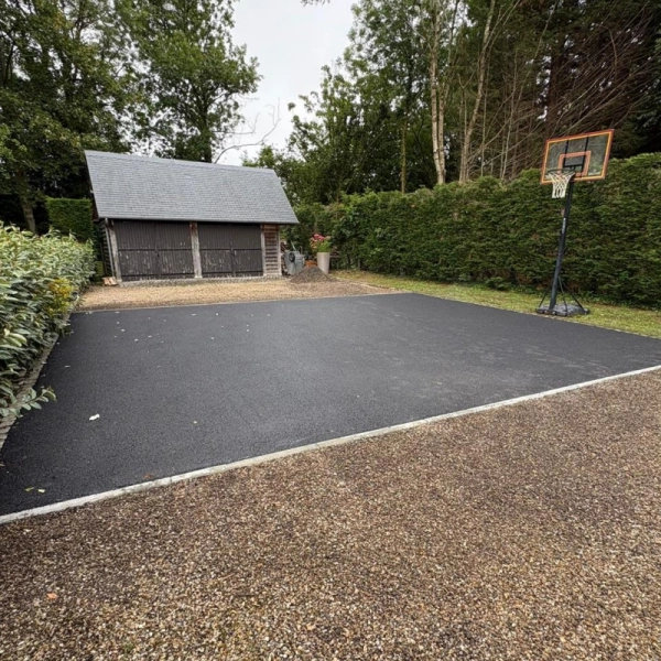 Terrain de basket privé en enrobé dans le Calvados