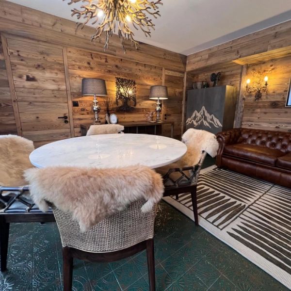 Salle et séjour de chalet de montagne rénové