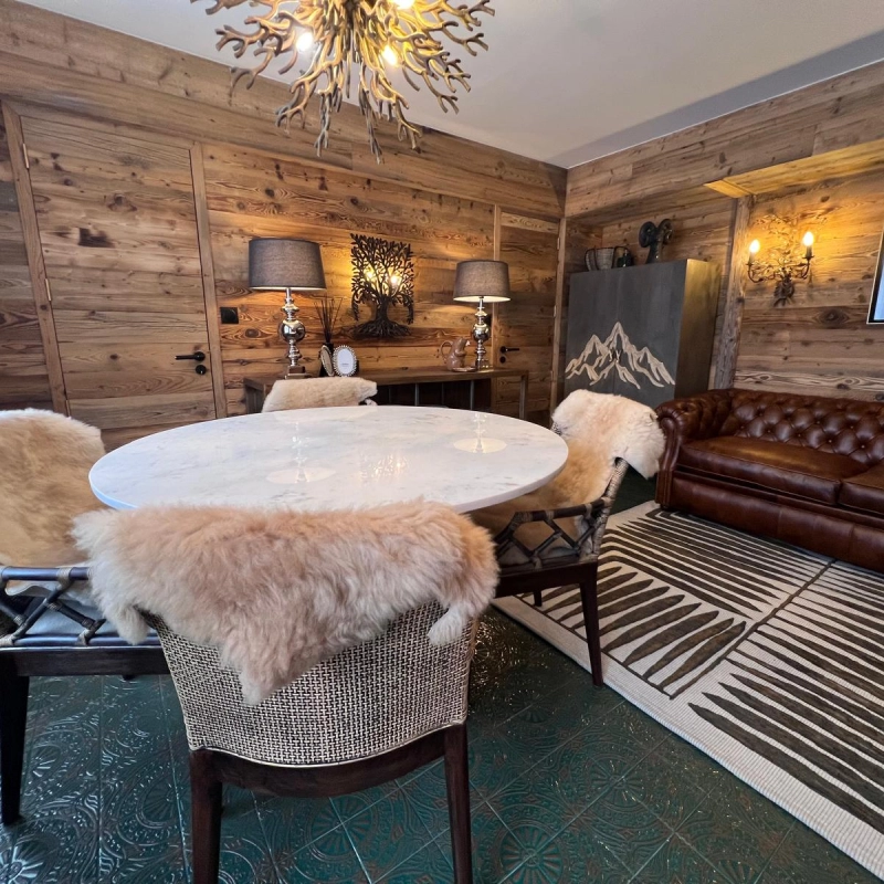 Salle et séjour de chalet de montagne rénové