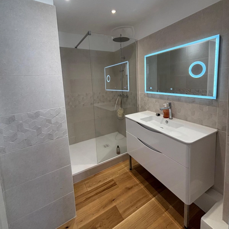 Salle de bain moderne et fonctionnelle réalisée sur mesure