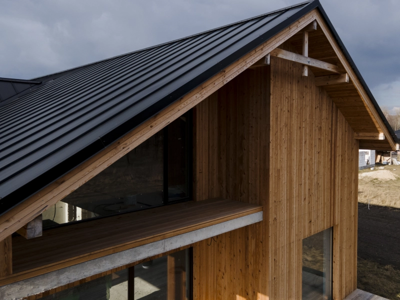 Maison moderne à ossature et bardage en bois