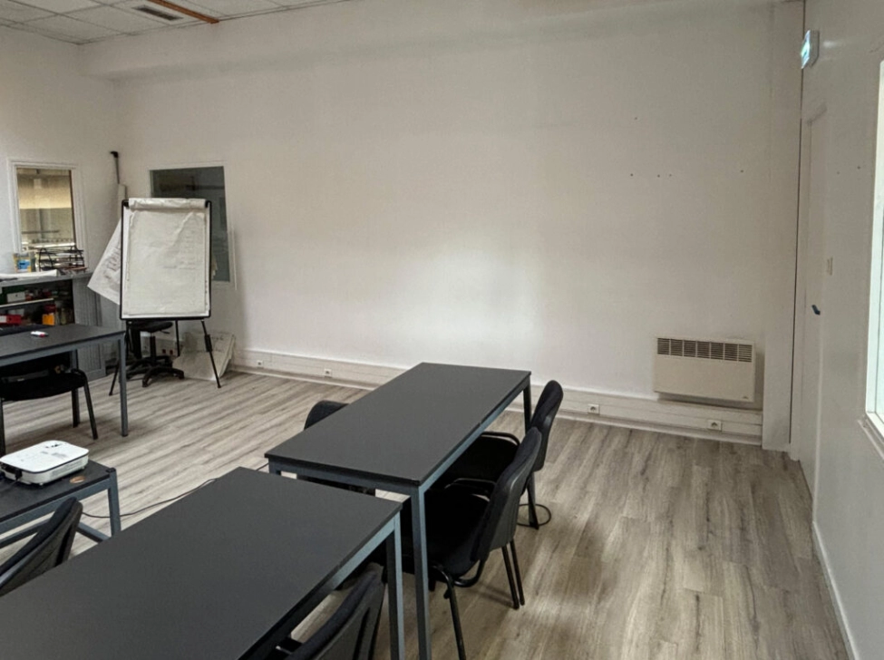 Avant travaux : salle de réunion murs peints en blanc