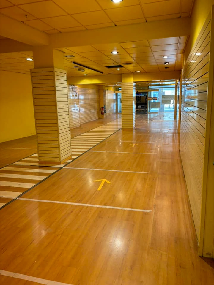 Hall d'entrée vide d'un local commercial