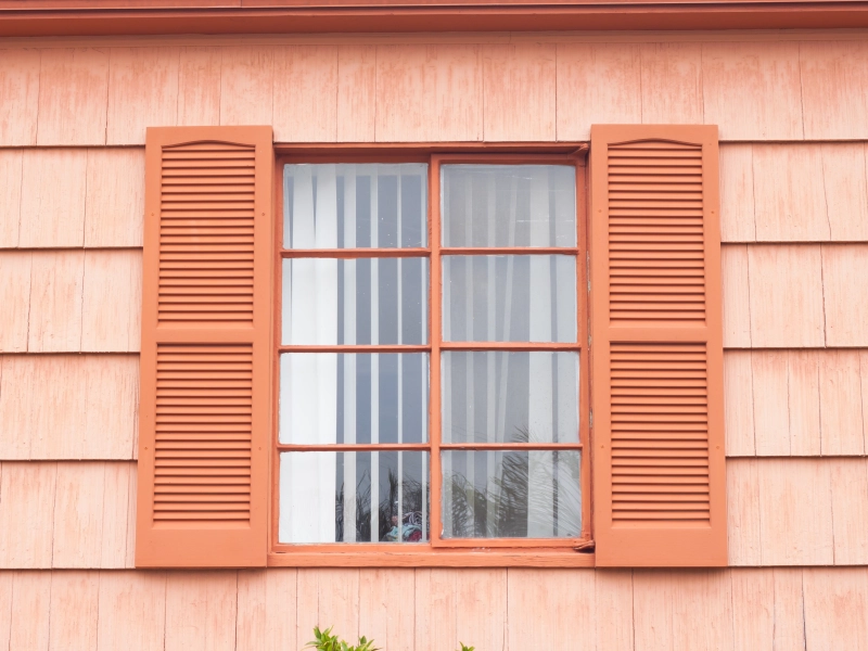 Fenêtre en bois vue de l'extérieur