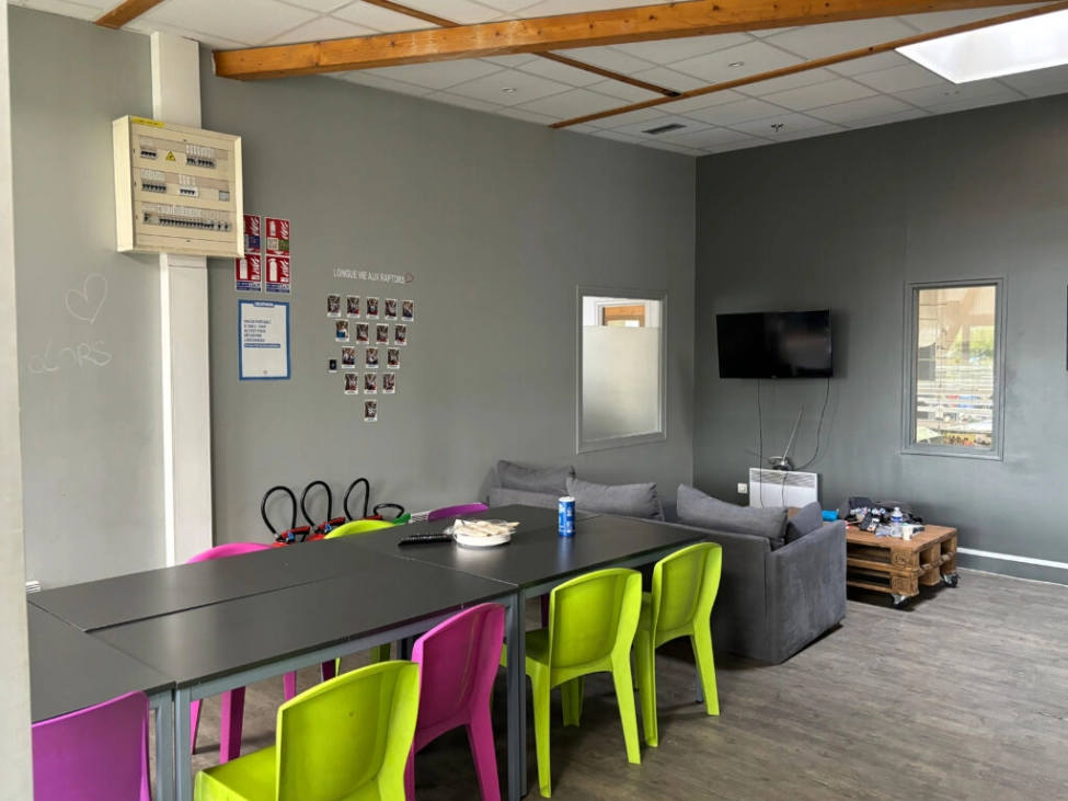 Avant travaux : salle de pause murs peint en gris souris