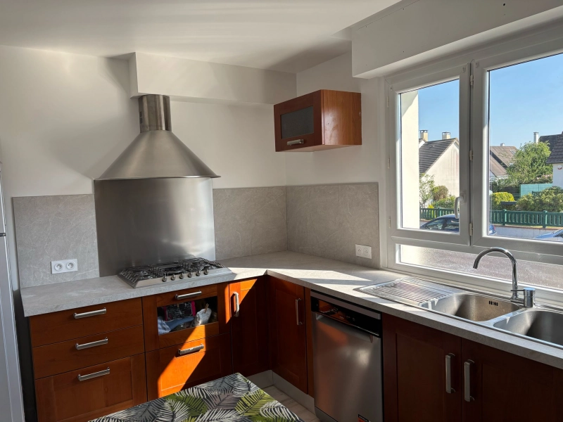 Rénovation, fourniture et pose d'une cuisine à Epron réalisée par Analytics TRAVAUX