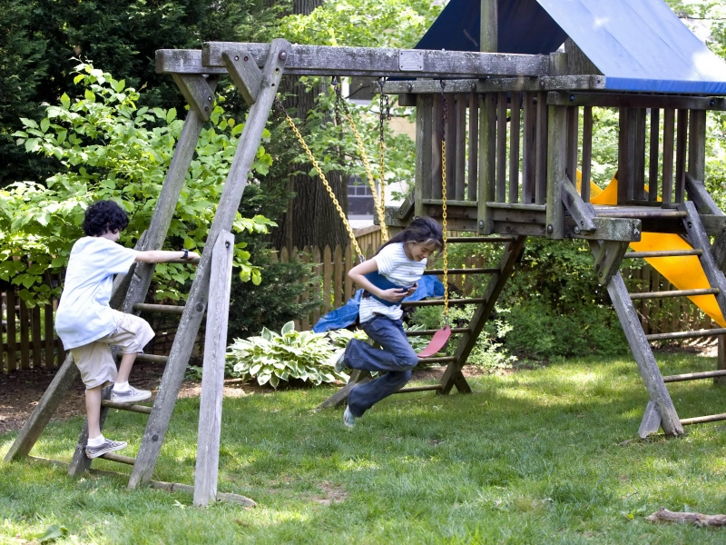 Deux enfants jouant à la balançoire