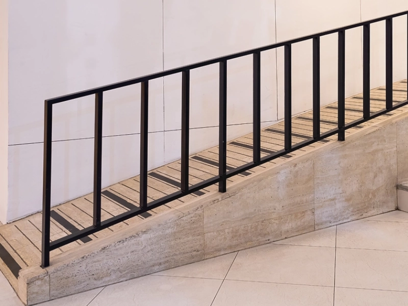 Rampe d'accès parallèle aux escaliers