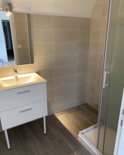 Salle de bain avec douche et évier
