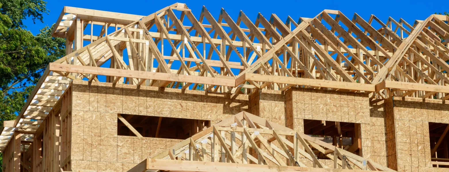 Ossature en bois d'une maison en cours de construction