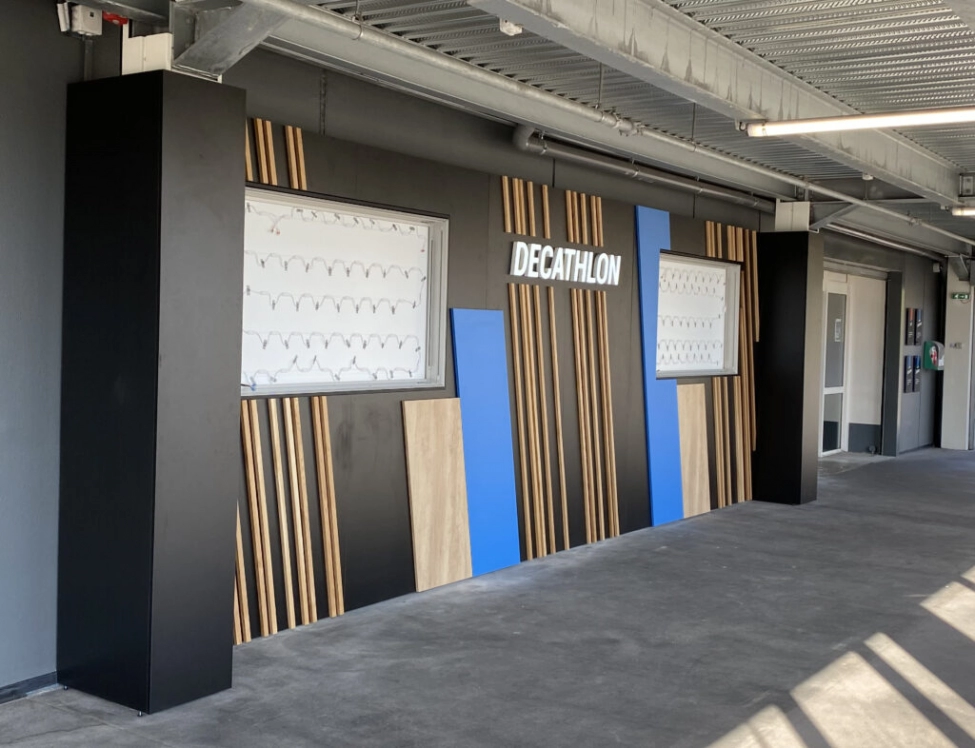 Peinture du SAS d’entrée Decathlon et pose de panneaux bois
