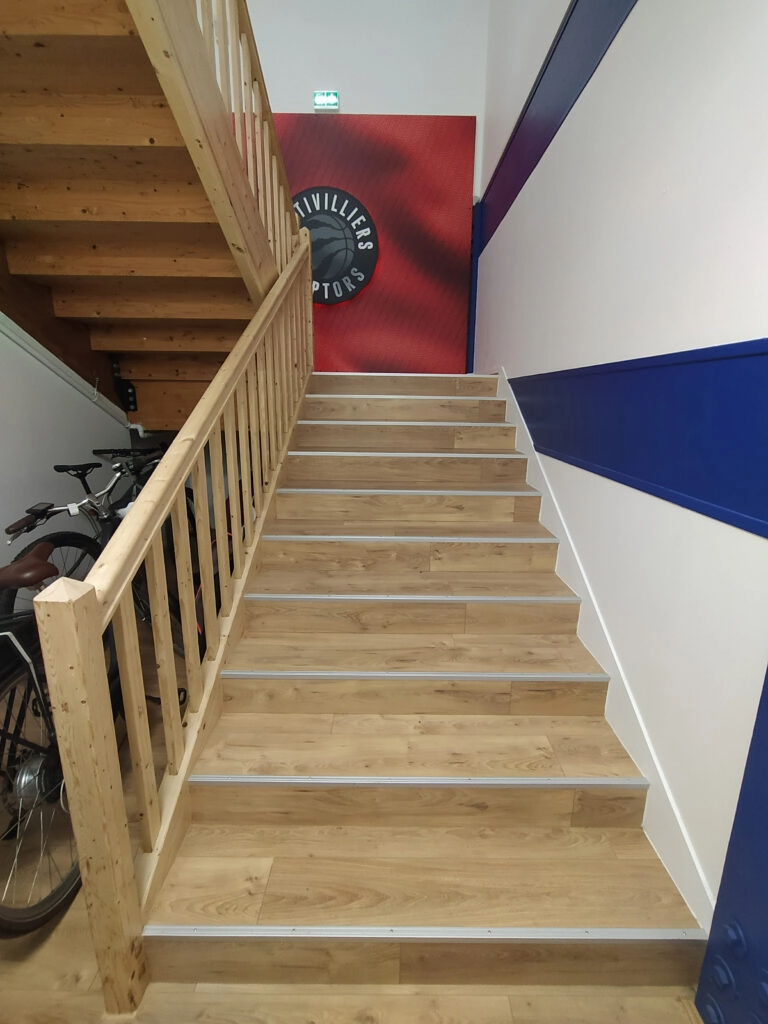 Photo de face escalier en bois rénové
