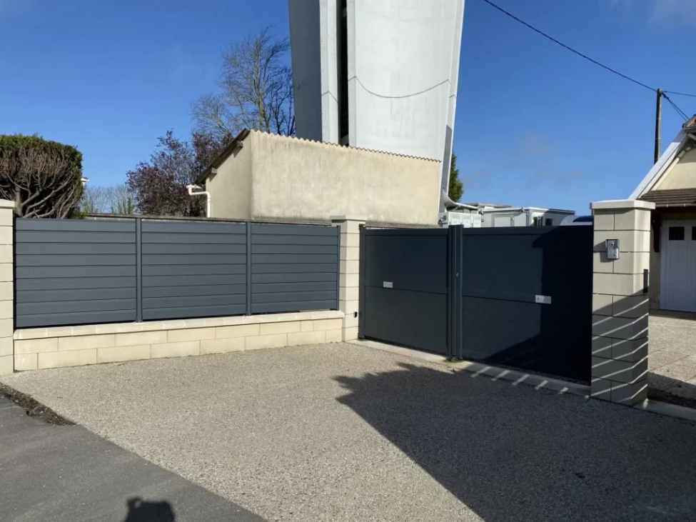 Portail installé par Analytics Travaux avec clôture rigide assortie