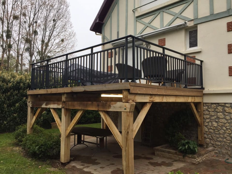 Terrasse sur pilotis pour prolonger la maison en extérieur