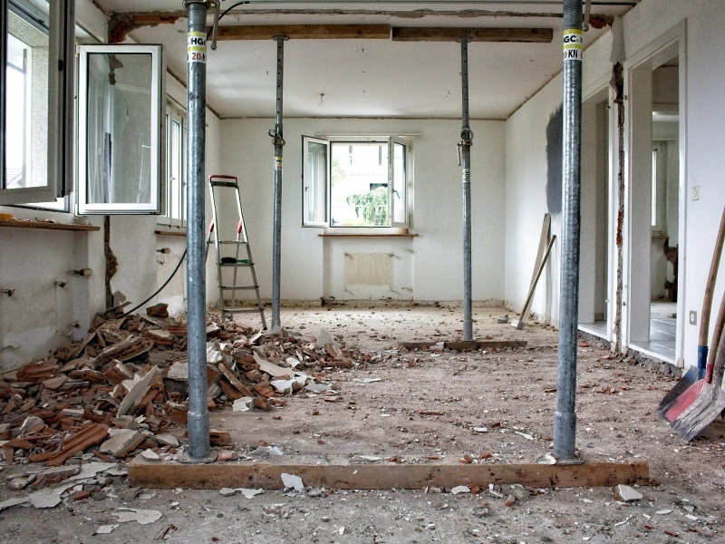 Rénovation complète, chantier en cours, gravats au sol