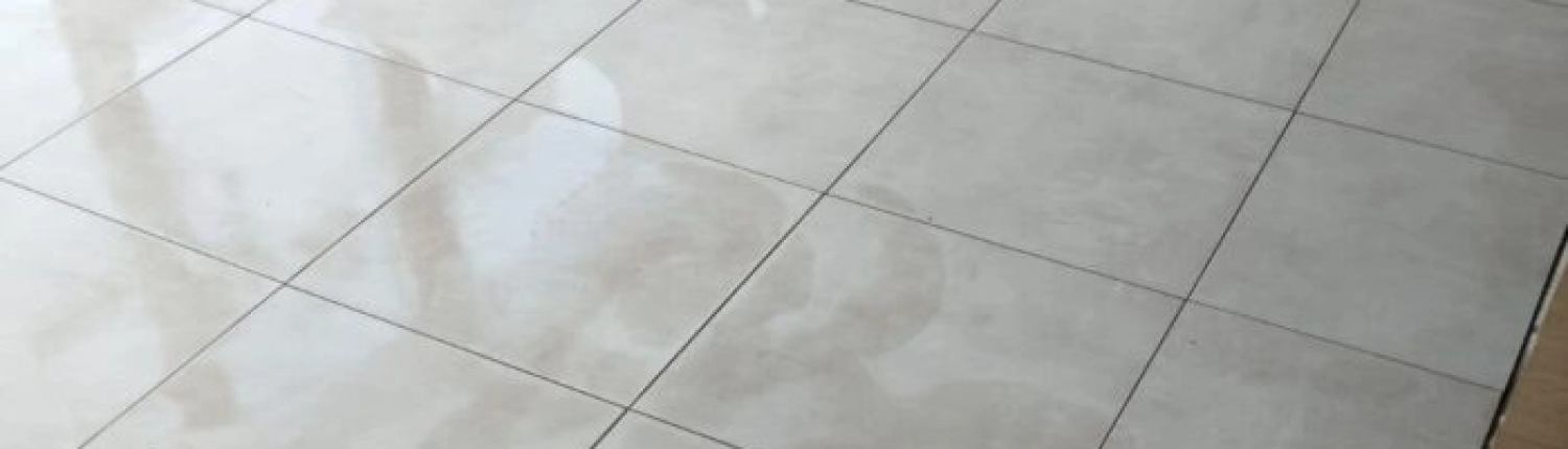 Carrelage blanc sur sol