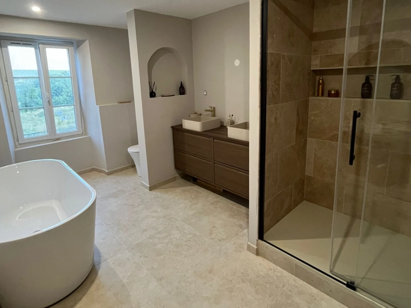 Salle de bain comprenant WC, double vasque, douche italienne avec portes coulissantes et baignoire, entièrement créée par Analytics TRAVAUX