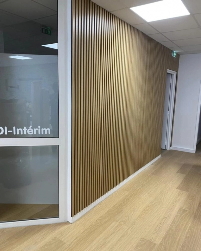Pose de plaques isolantes effet bois chez Adecco