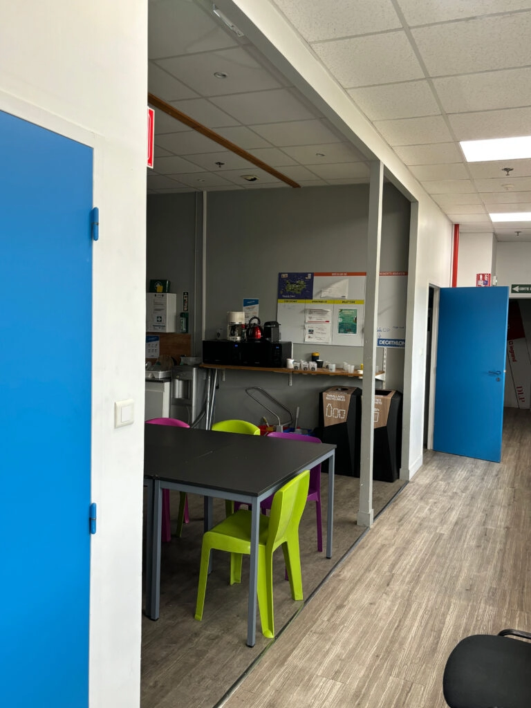 Avant travaux : salle de pause ouverte sur le couloir