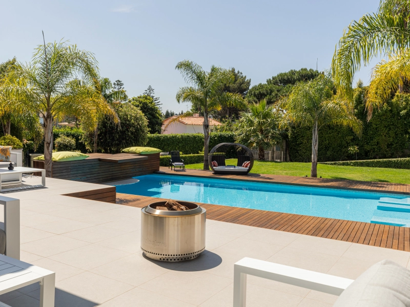 Aménagement extérieur avec terrasse, plage de piscine et piscine